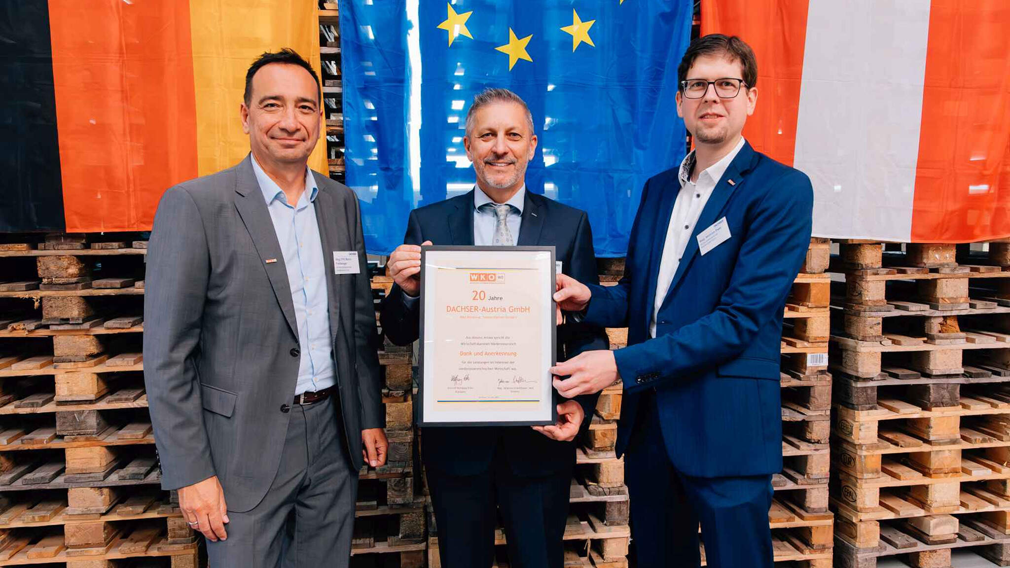 Mario Freiberger, directeur de l'agence de Schwechat de la chambre de commerce de Basse-Autriche, (à gauche) et Mathias Past, président de l'agence de Schwechat de la chambre de commerce de Basse-Autriche, (à droite) ont remis à Günter Hirschbeck, Managing Director European Logistics Autriche, un certificat marquant le 20e anniversaire de DACHSER Autriche. Mario Freiberger, directeur de l'agence de Schwechat de la chambre de commerce de Basse-Autriche, (à gauche) et Mathias Past, président de l'agence de Schwechat de la chambre de commerce de Basse-Autriche, (à droite) ont remis à Günter Hirschbeck, Managing Director European Logistics Autriche, un certificat marquant le 20e anniversaire de DACHSER Autriche.