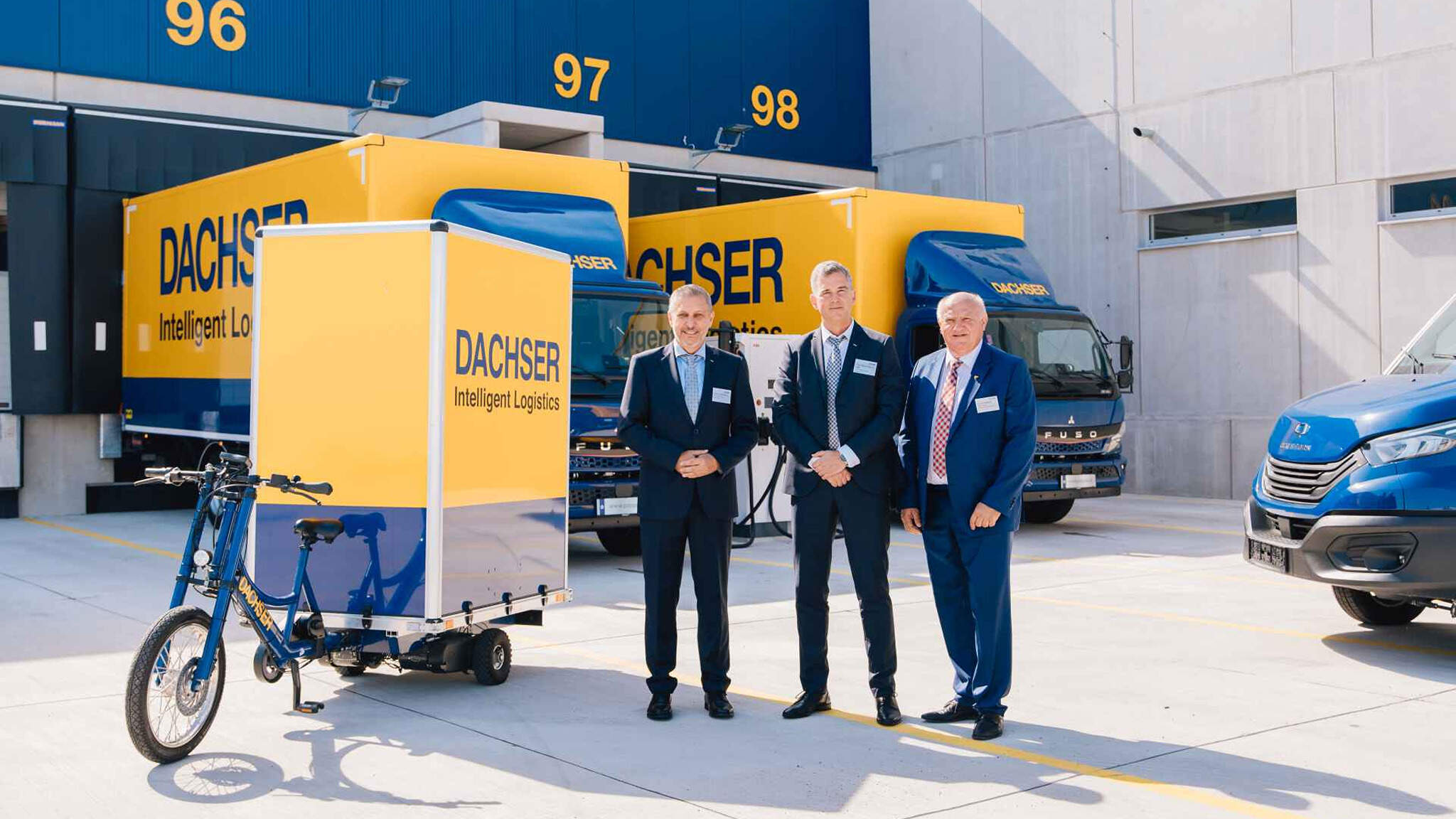 De gauche à droite : Günter Hirschbeck, Managing Director European Logistics DACHSER Autriche; Peter Deutschbauer, Managing Director Air & Sea Logistics DACHSER Europe de l'Est et Autriche; et Ernst Wendl, maire de Himberg. De gauche à droite : Günter Hirschbeck, Managing Director European Logistics DACHSER Autriche; Peter Deutschbauer, Managing Director Air & Sea Logistics DACHSER Europe de l'Est et Autriche; et Ernst Wendl, maire de Himberg.