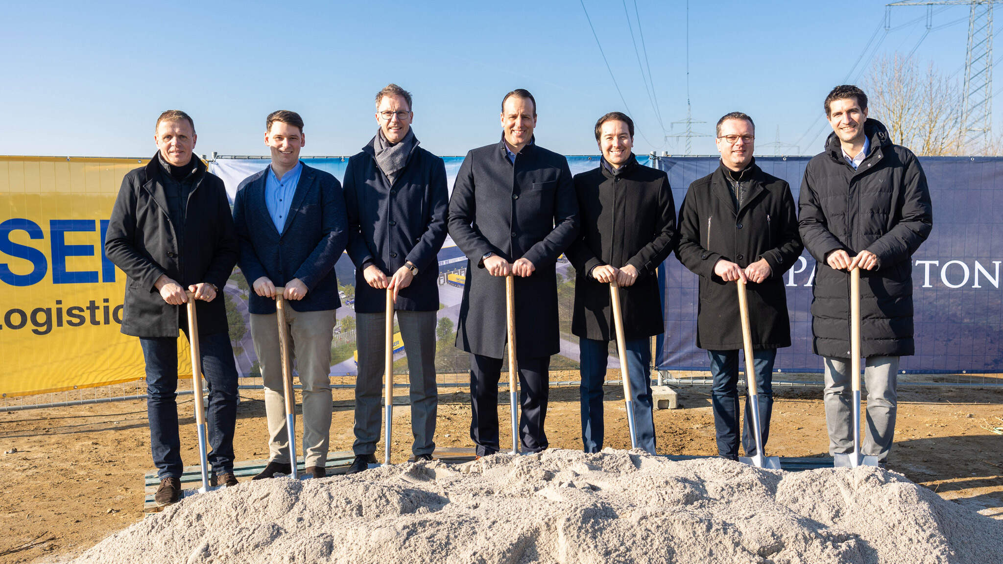 Cérémonie de pose de la première pierre à Rottenburg am Neckar, Allemagne - de gauche à droite :  Jürgen Wilscher (Head of Project Management South & Architecture de Panattoni), Timo Wachendorfer (Community de Ergenzingen), Thomas Klare (Head of Corporate Contract Logistics DACHSER), Marco Geiger (General Manager de DACHSER Rottenburg), Fabio Kirchgeßner (Head of Business Development BTS Germany de Panattoni), Stephan Neher (Mayor de Rottenburg am Neckar), Markus Maurer (General Manager de DACHSER Kornwestheim).