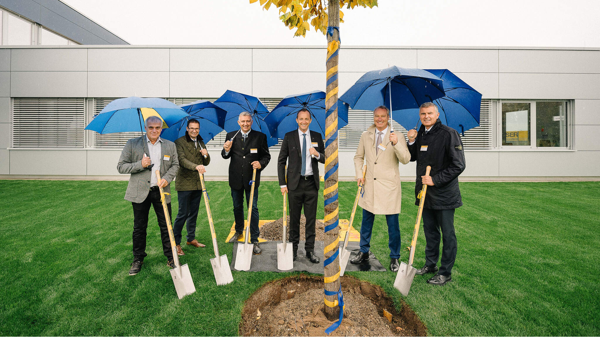 Photo de gauche à droite : Peter Kraus, Logistics Manager, Ecomal Europe GmbH, Markus Riesterer, Director Gewerbepark Breisgau, Ralph Bartsch, General Contractor Unglehrt, Michael Gaudlitz General Manager DACHSER Logistics Center Freiburg, Michael Schilling, COO Road Logistics DACHSER et Thomas Hörmann, Head of Construction & Real Estate Dachser. Photo de gauche à droite : Peter Kraus, Logistics Manager, Ecomal Europe GmbH, Markus Riesterer, Director Gewerbepark Breisgau, Ralph Bartsch, General Contractor Unglehrt, Michael Gaudlitz General Manager DACHSER Logistics Center Freiburg, Michael Schilling, COO Road Logistics DACHSER et Thomas Hörmann, Head of Construction & Real Estate Dachser.