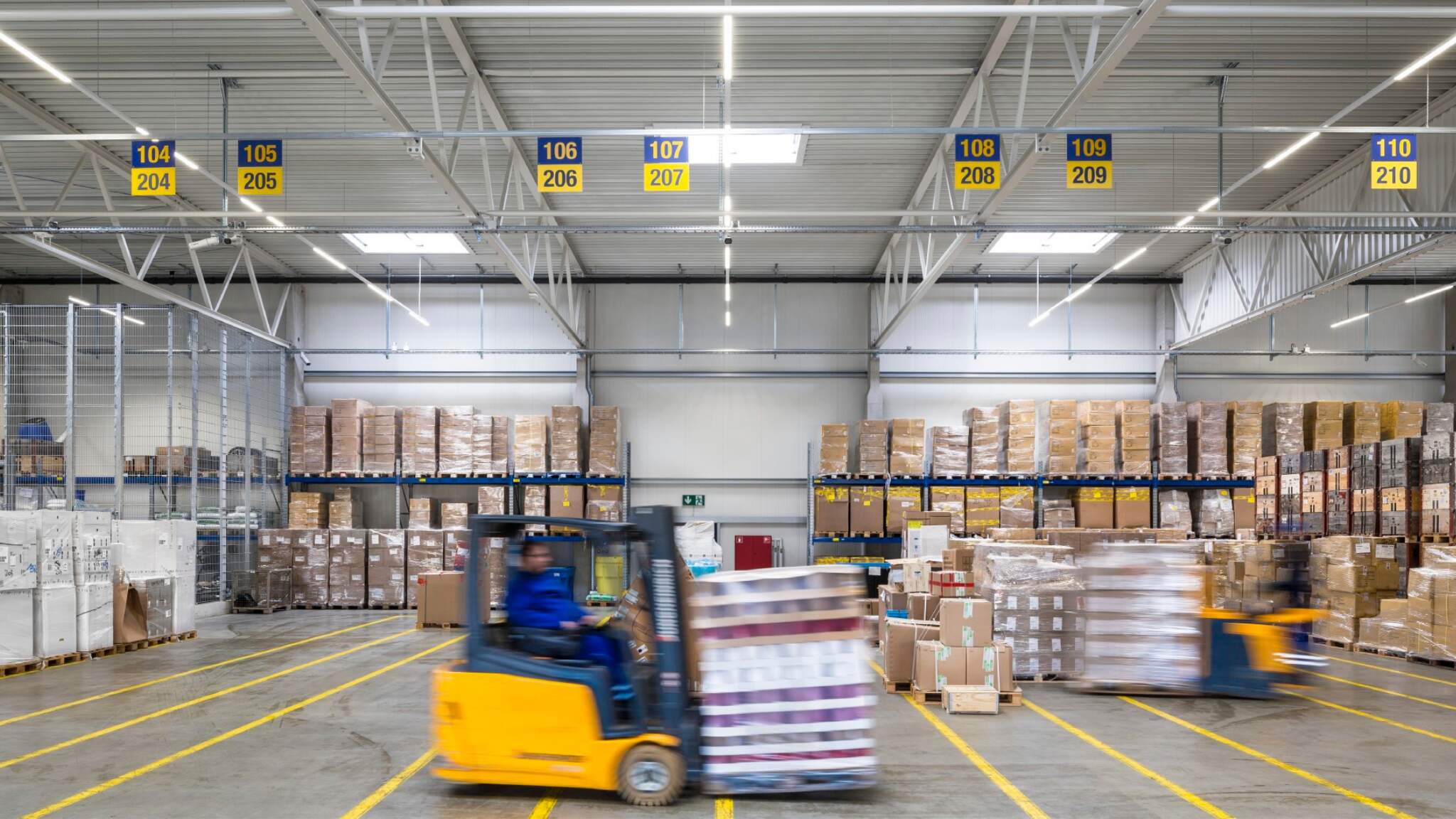 D’ici fin 2022, l’ensemble des engins de manutention sera remplacé par des véhicules équipés de batteries Lithium-Ion. D’ici fin 2022, l’ensemble des engins de manutention sera remplacé par des véhicules équipés de batteries Lithium-Ion.
