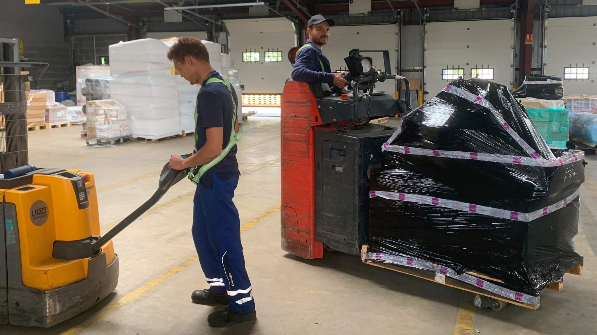 Accompagné par ses deux jeunes frères au service des départs, la devise We are Family de DACHSER prend ici tout son sens