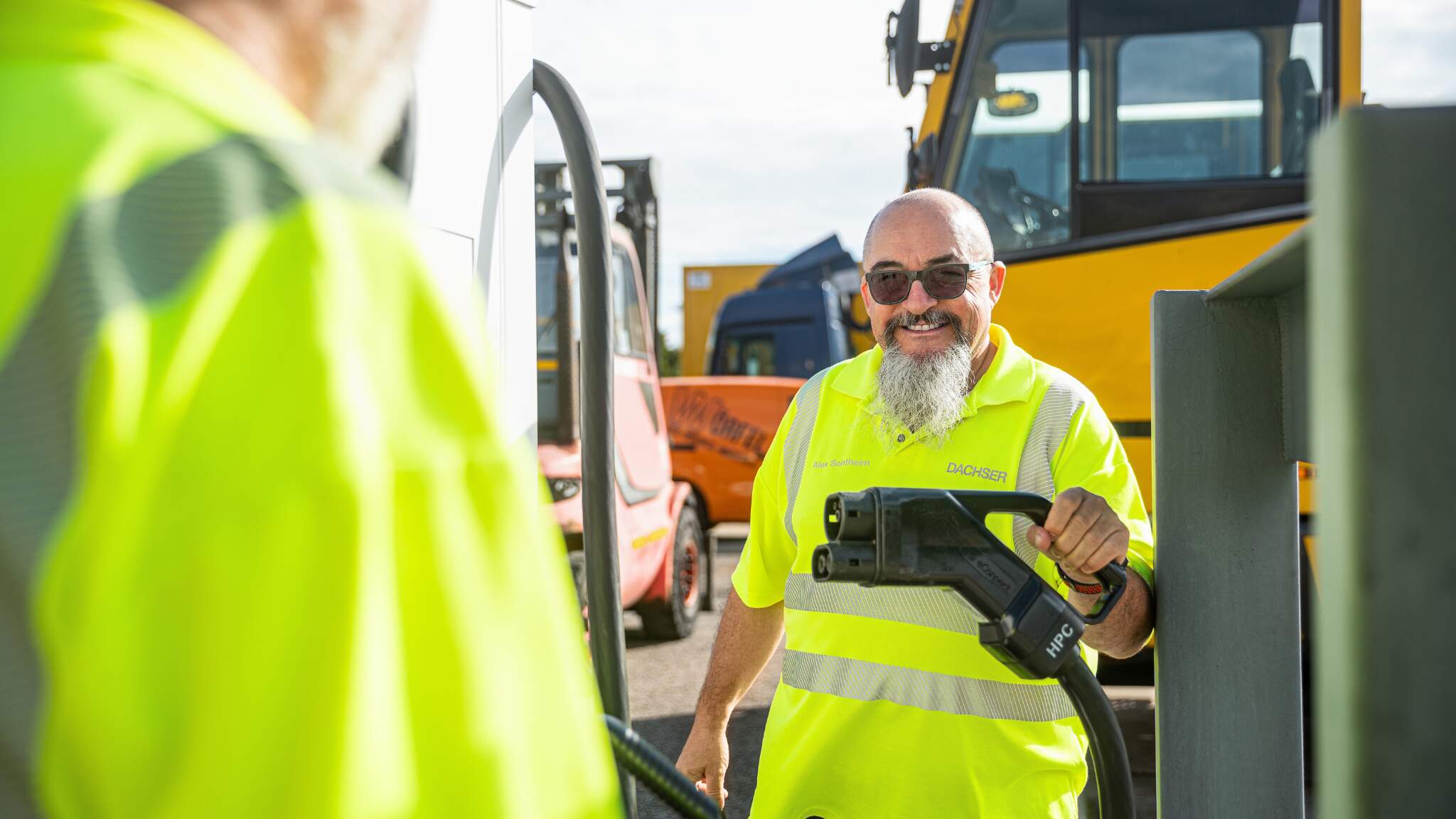 Alexander Sontheim montre aux conducteurs comment conduire des camions &eacute;lectriques.