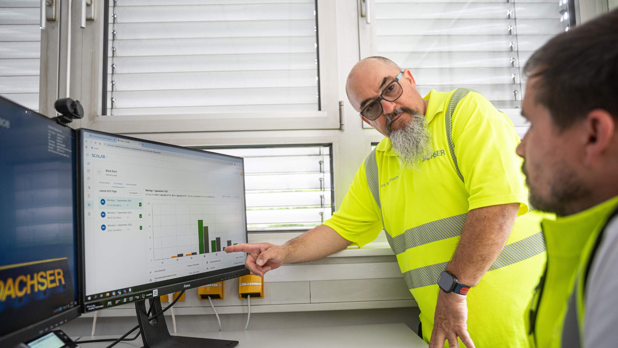 Alexander est passionn&eacute; par les camions, surtout les camions &eacute;lectriques. Il adore partager ses connaissances avec ses coll&egrave;gues.