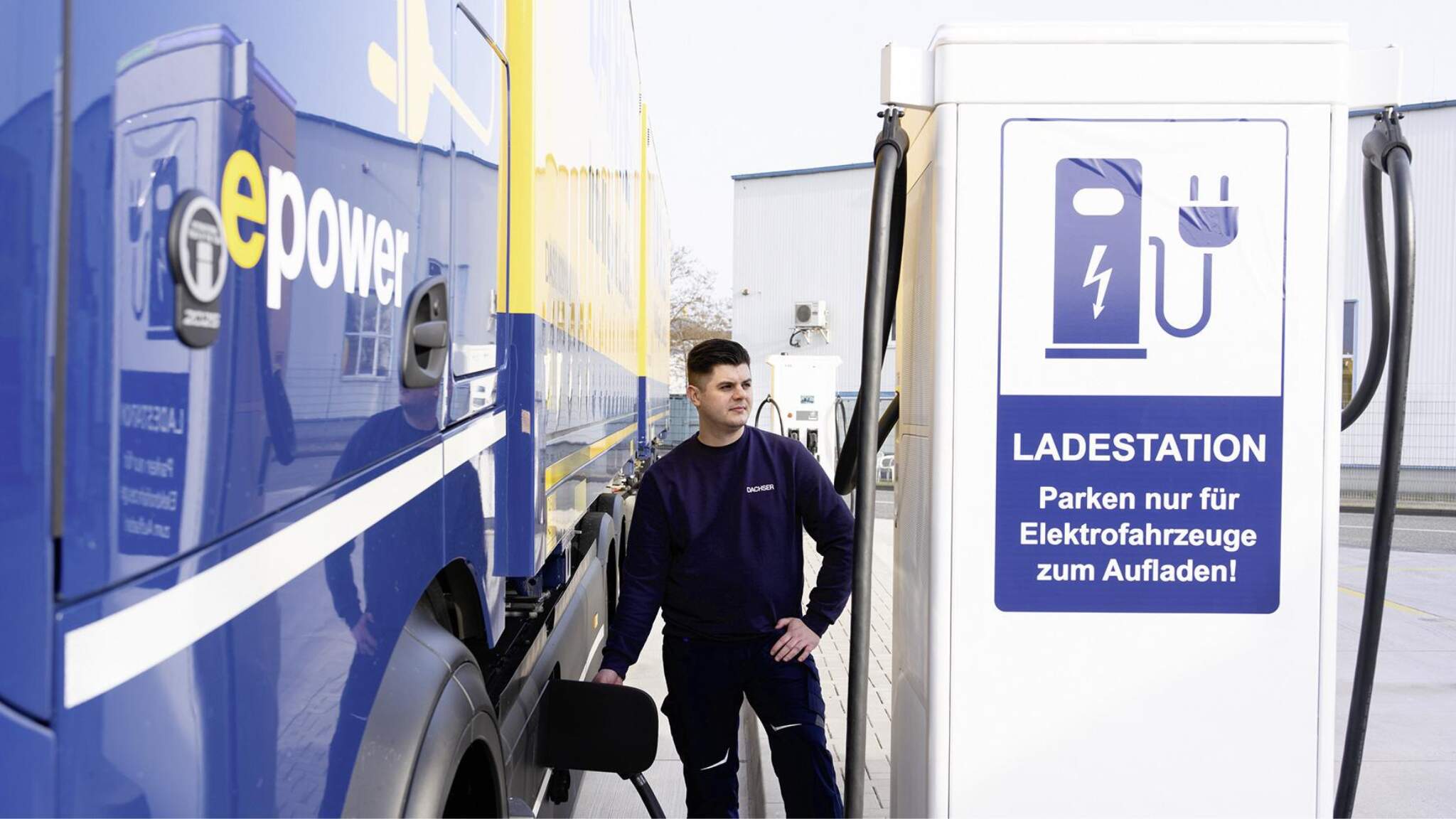 L'une des bornes de recharge pour v&eacute;hicules &eacute;lectriques chez DACHSER Hambourg