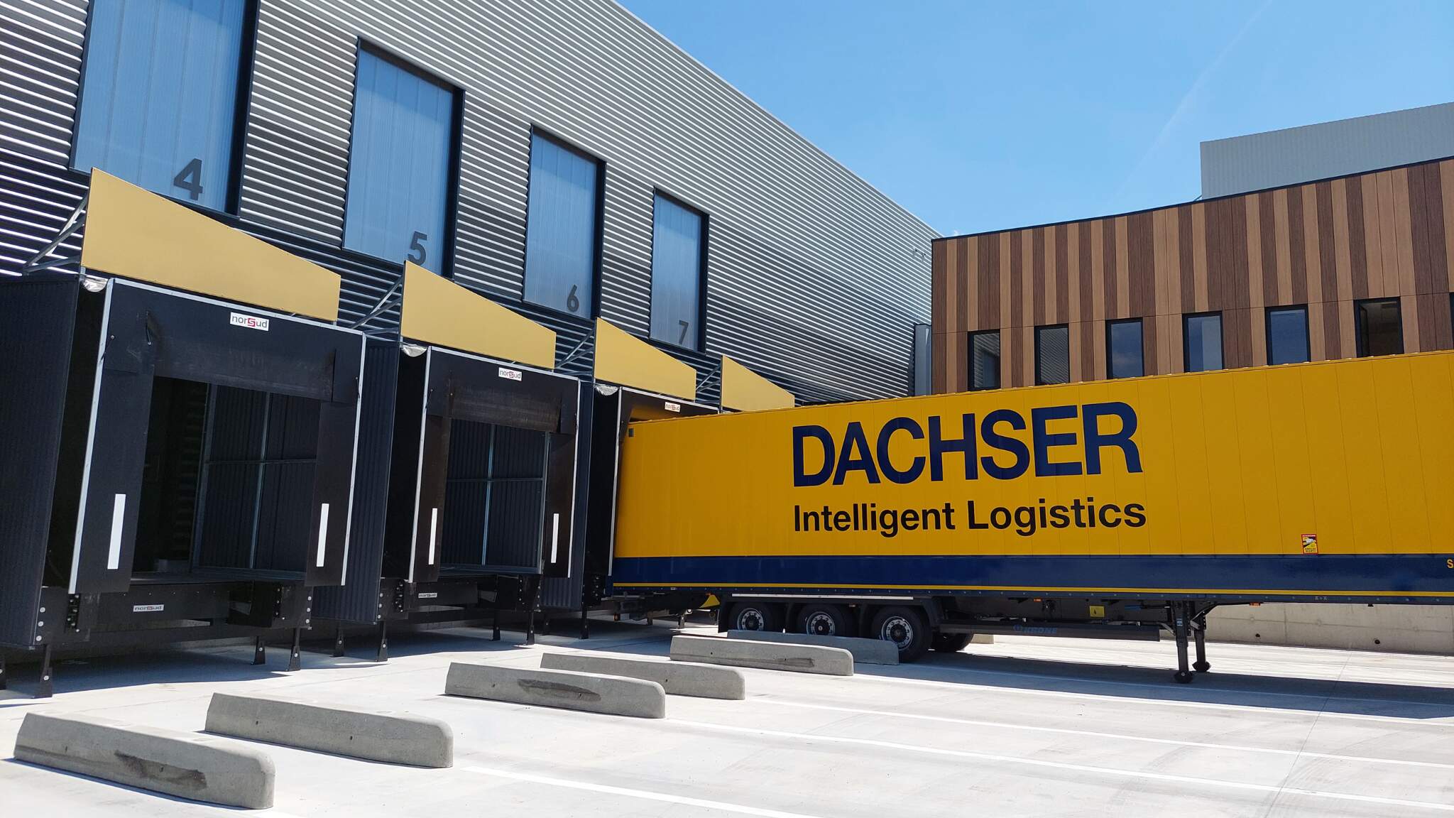 Le nouvel entrepôt logistique DACHSER à Pont d’Ain (01). Le nouvel entrepôt logistique DACHSER à Pont d’Ain (01).