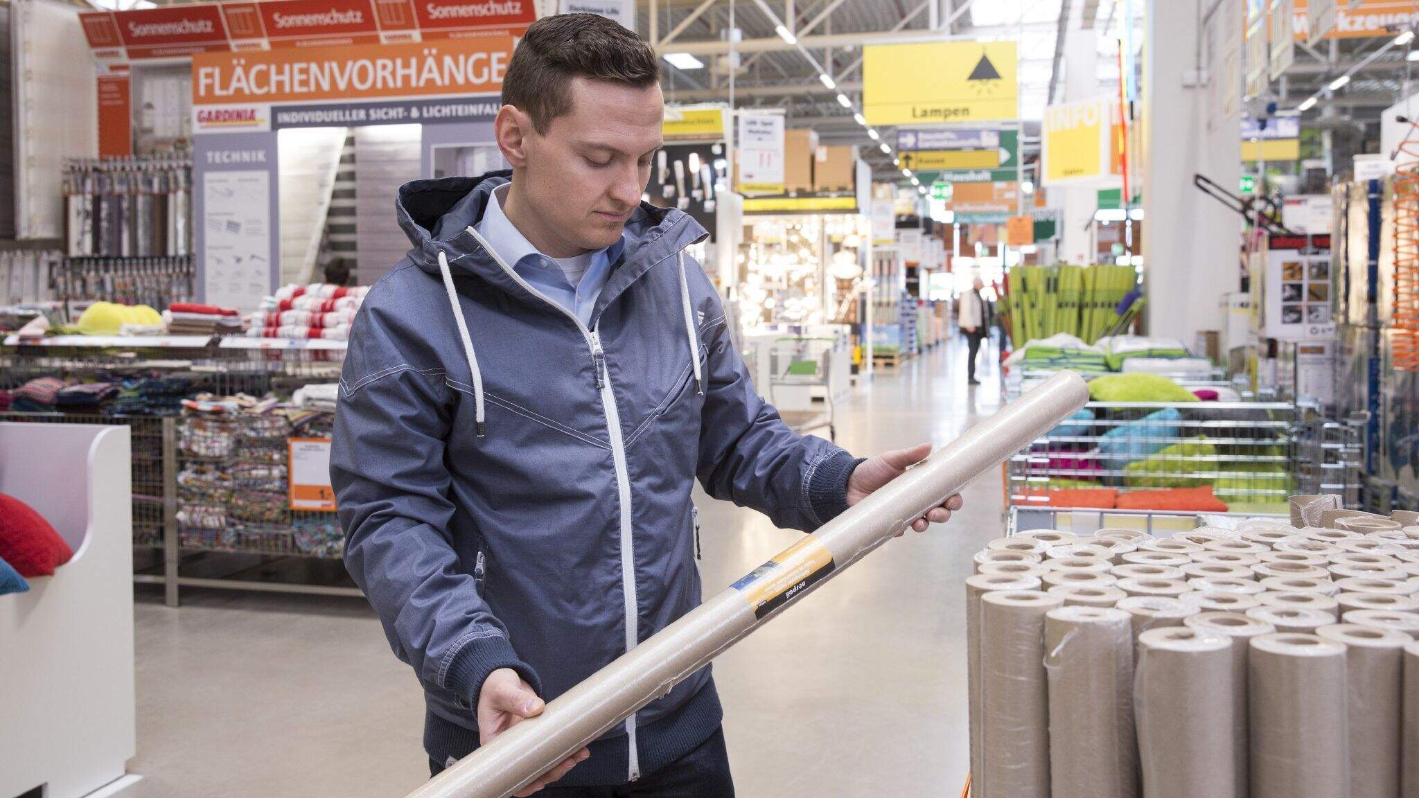 Le magasin de bricolage de proximité a de nombreux choix, comparables et tangibles. Le magasin de bricolage de proximité a de nombreux choix, comparables et tangibles.