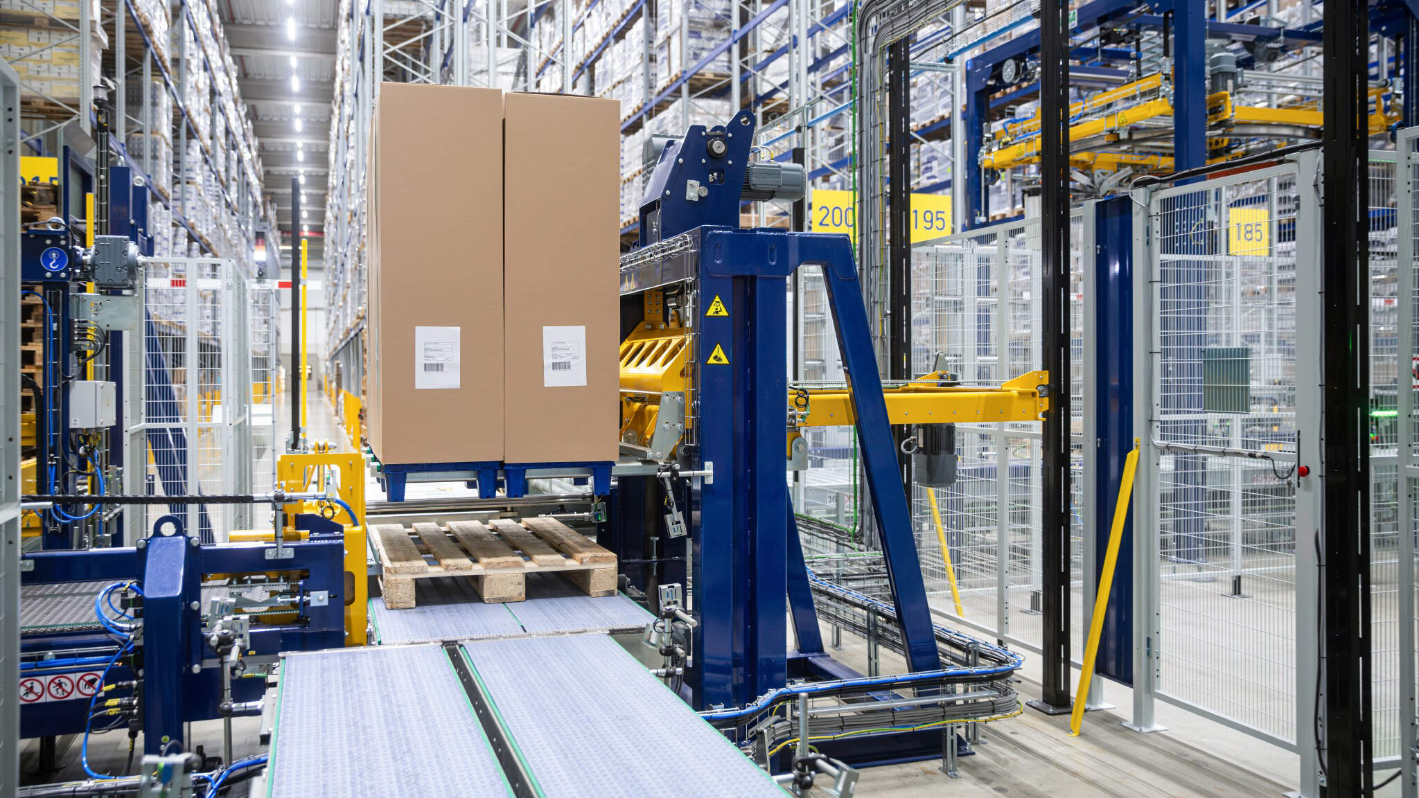 Automatisation dans les entrepôts pour les présentoirs destinés au commerce de détail. Automatisation dans les entrepôts pour les présentoirs destinés au commerce de détail.