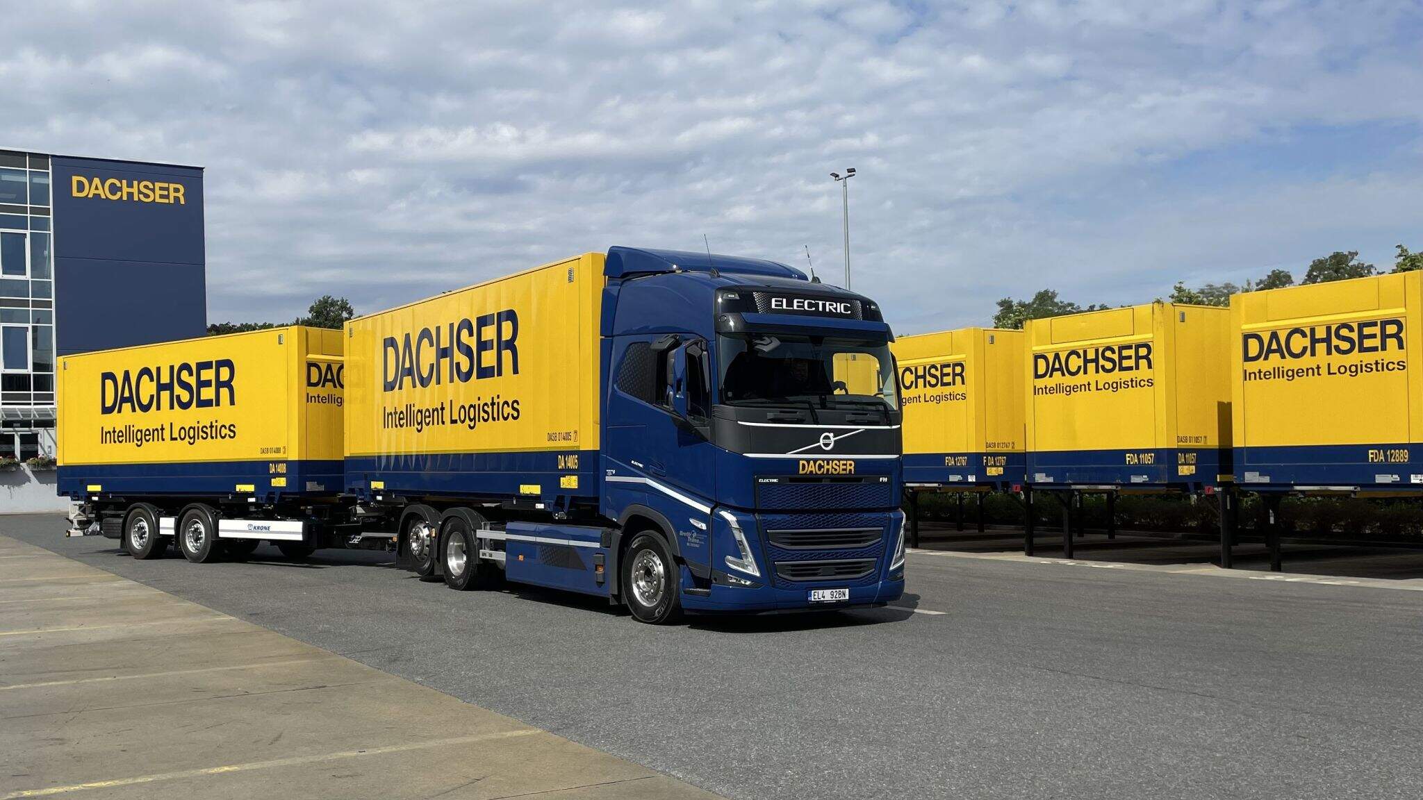 DACHSER utilise le Volvo FH Electric avec deux caisses mobiles