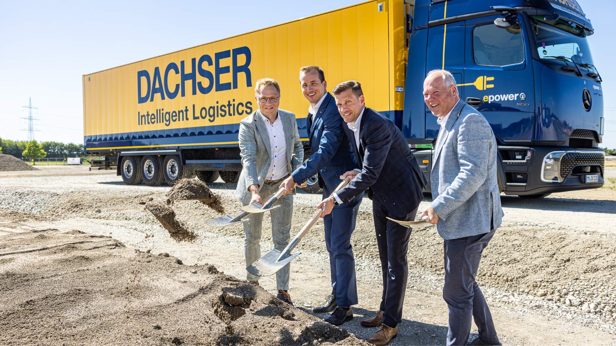 De gauche &agrave; droite : Florian Graber, Branch Manager Food Logistics; Daan van der Meer, Operations Manager Euronational Forwarding au centre logistique DACHSER de l'Allg&auml;u; Alexander Tonn, COO Road Logistics DACHSER; Thomas Henkel, General Manager du centre logistique DACHSER de l'Allg&auml;u. Photo : DACHSER / Matthias Sienz