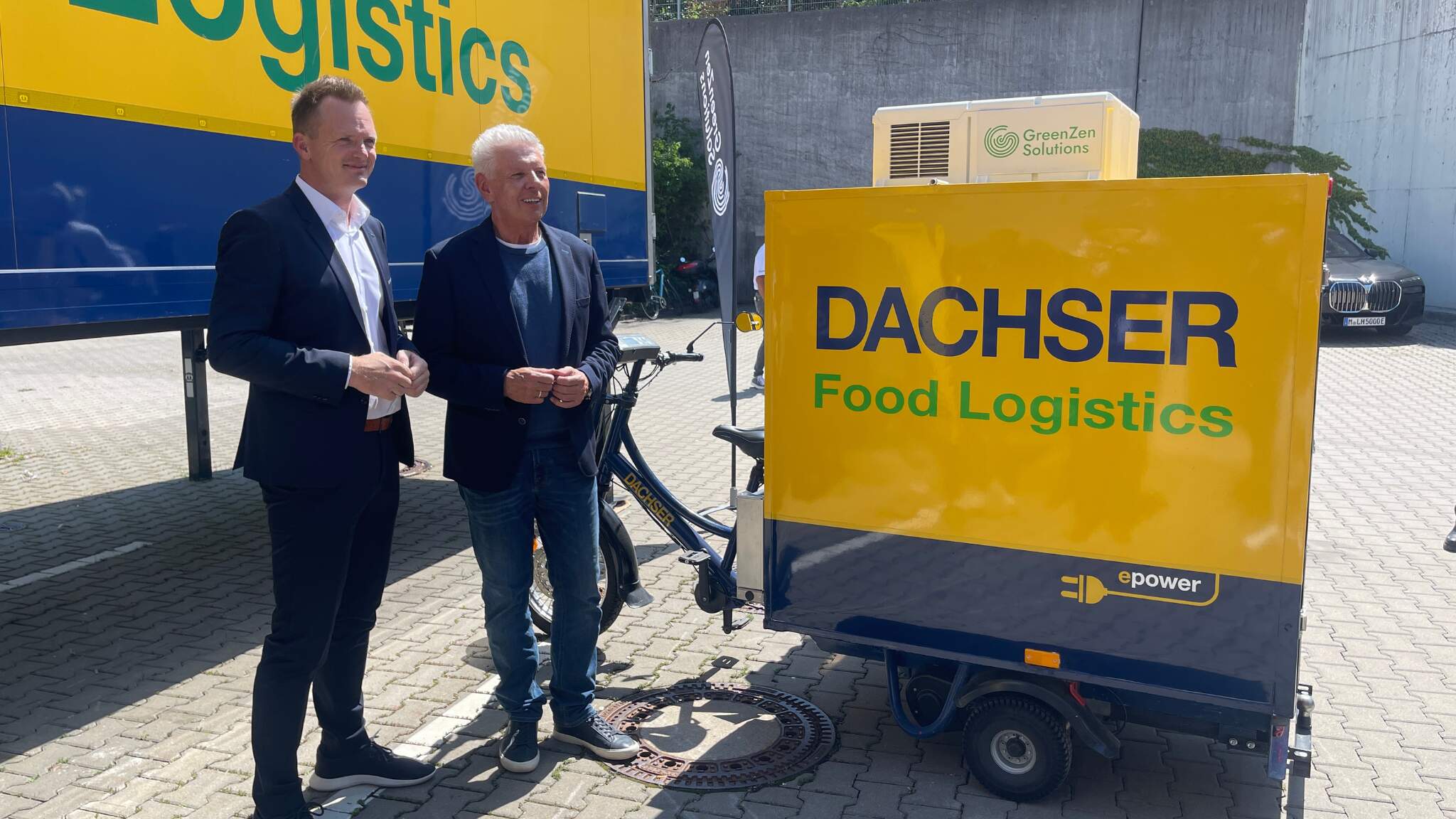 Stefan Behrendt, Managing Director Food Logistics chez DACHSER (à gauche), avec Dieter Reiter, maire de la ville de Munich.