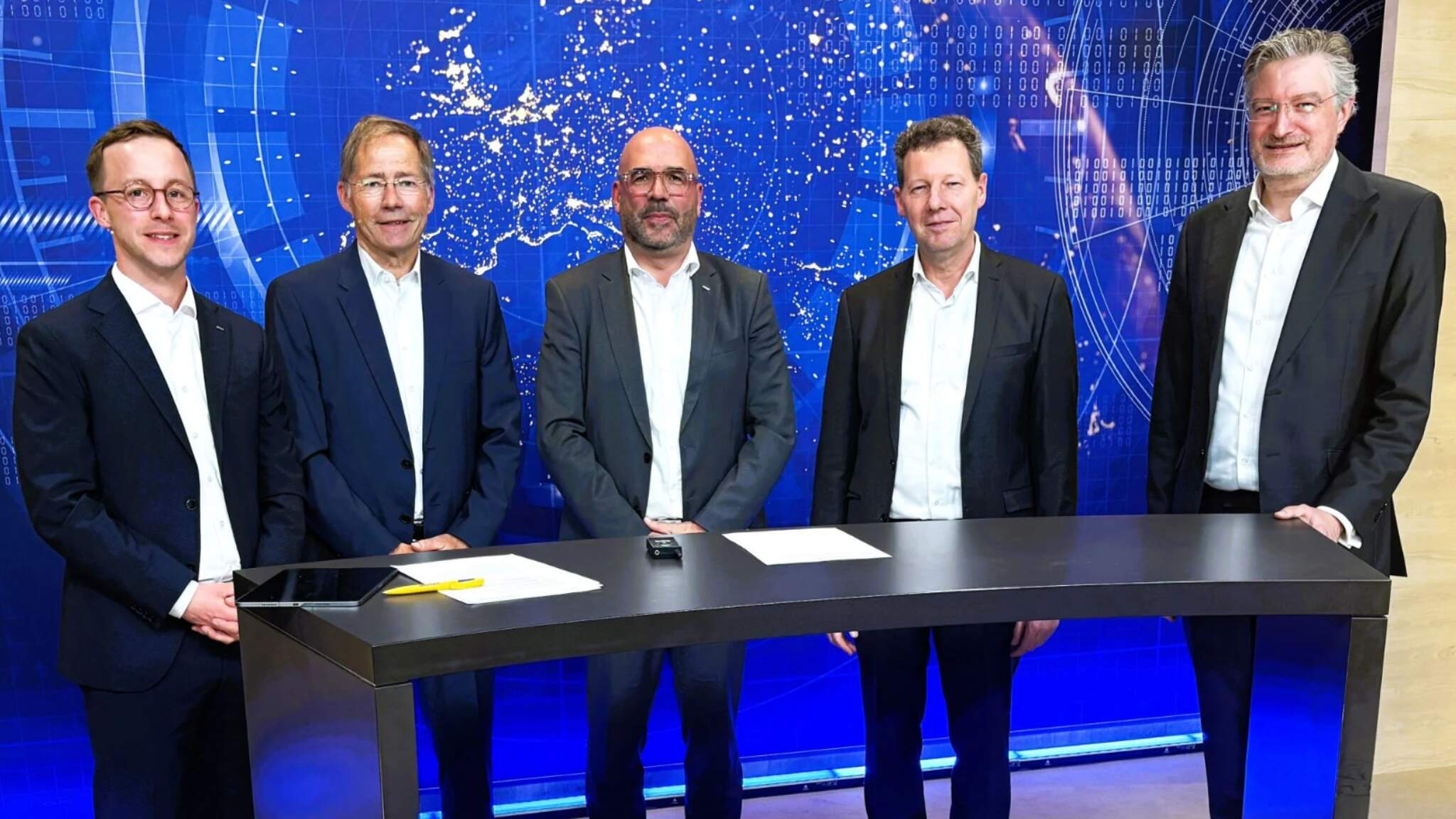 Photo prise lors de la pr&eacute;sentation de l'&eacute;tude en mars 2026 &agrave; Kempten (de gauche &agrave; droite): Stefan Sch&auml;fer (Lead Corporate Business Development Manager DACHSER Chem Logistics), coauteur de l'&eacute;tude, Dr. Andreas Backhaus, Michael Kriegel (Department Head DACHSER Chem Logistics), Johann-Peter Nickel (Directeur G&eacute;n&eacute;ral de l'Association allemande de l'industrie chimique) et le Professeur Dr. Christian Kille.