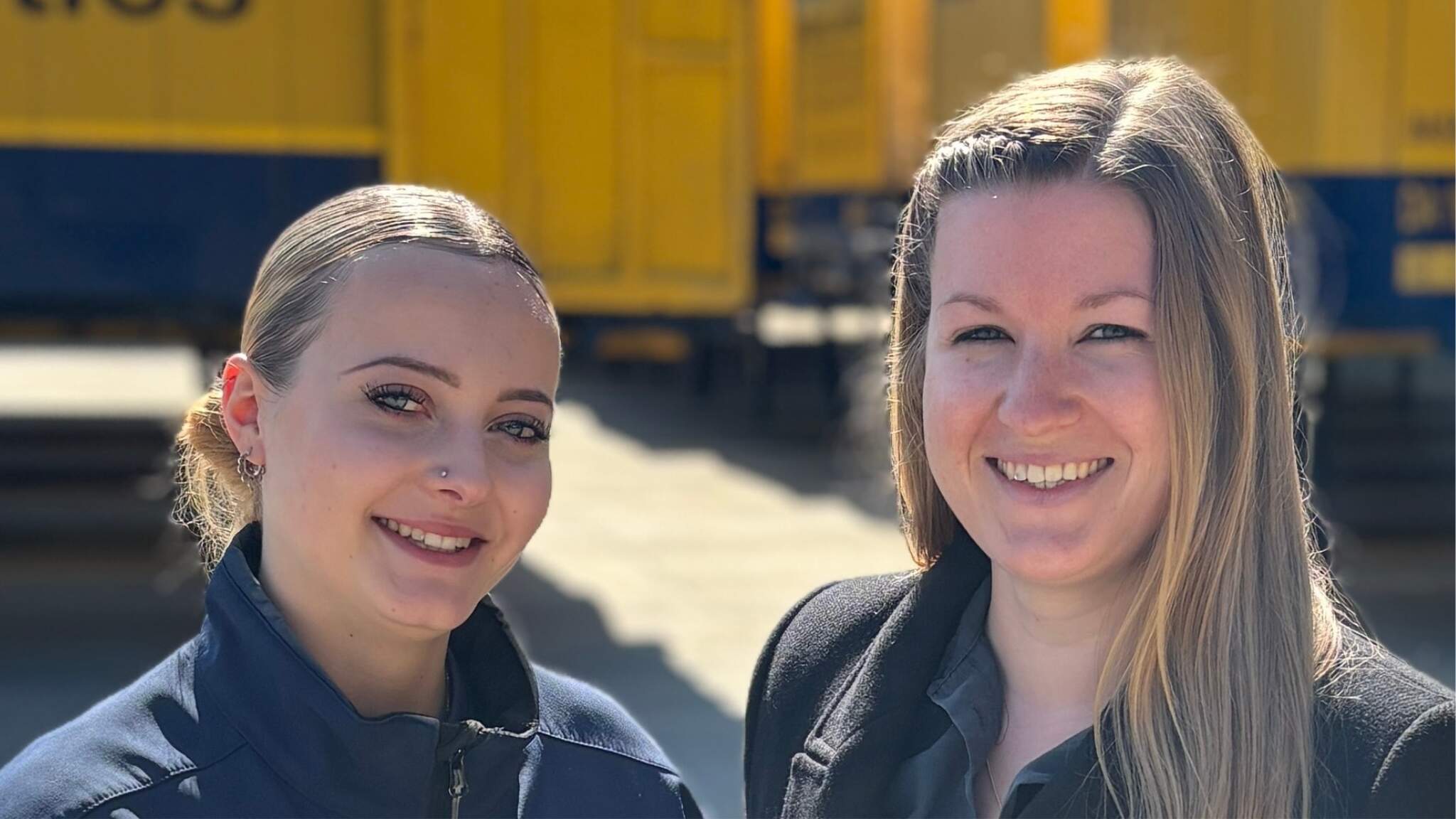 Lena Schweinberger (à gauche), logistienne en 3ème année d'apprentissage au centre logistique de Stans, avec Katharina Zobel (à droite), collaboratrice RH et responsable des apprentis.