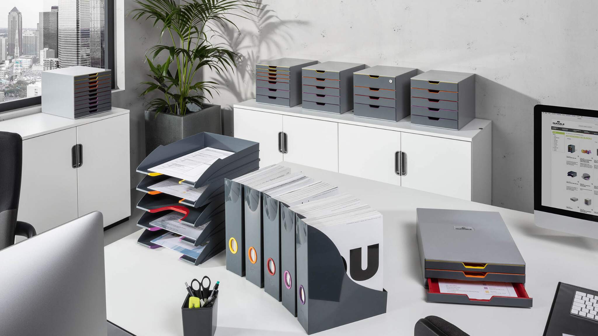 Durable, expert en fournitures pour les bureaux et les espaces de travail. Photo : Durable.