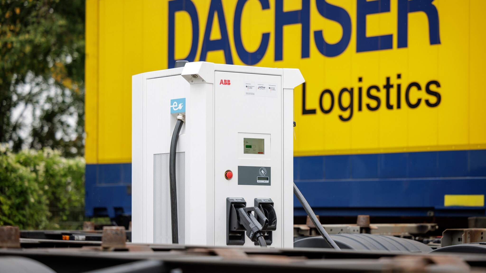 DACHSER utilise désormais l'infrastructure de recharge ultramoderne d'ABB pour déployer ses camions électriques sur la route. DACHSER utilise désormais l'infrastructure de recharge ultramoderne d'ABB pour déployer ses camions électriques sur la route.