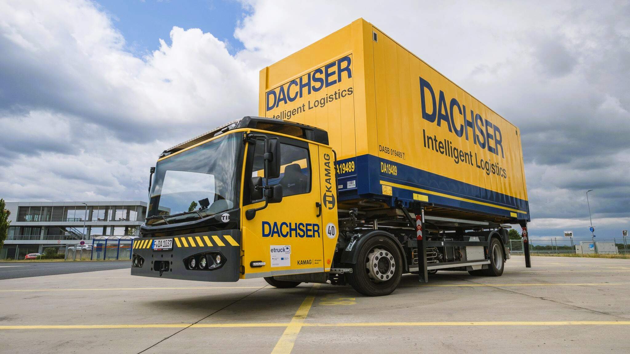 Tracteur de parc pour une manutention rapide des marchandises.