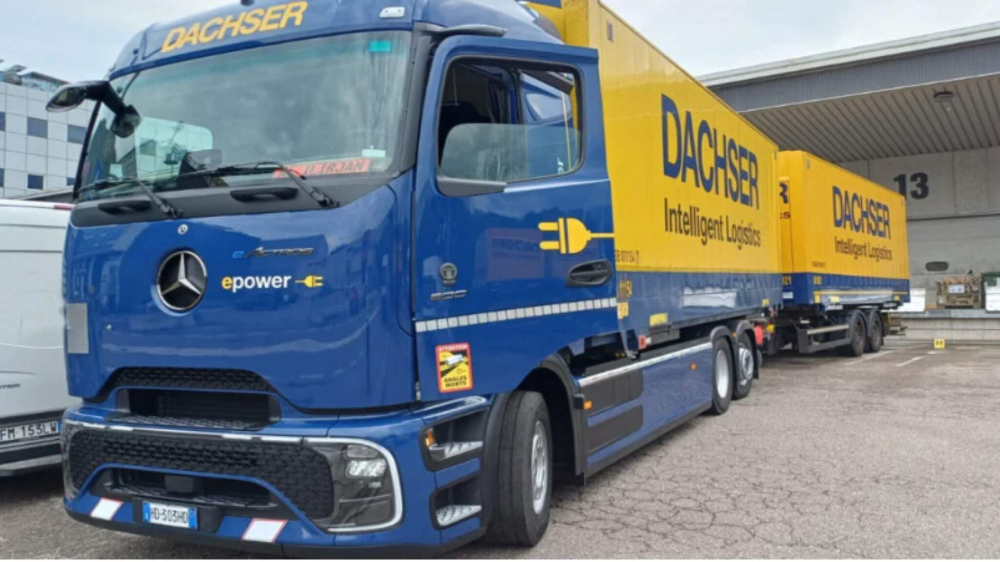 Un Mercedes-Benz eActros 600 circule sur la route du Brenner.