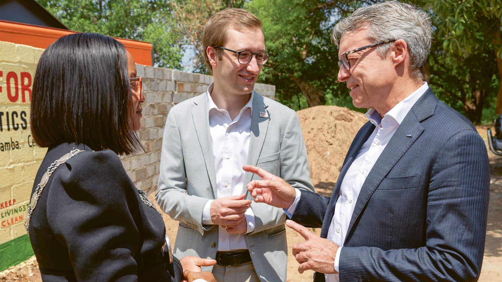 Bernhard Simon (à droite), Chairman of the Supervisory Board de DACHSER, lors de l'inauguration du nouveau hub à Kasangola (Zambie) le 3 novembre 2023.